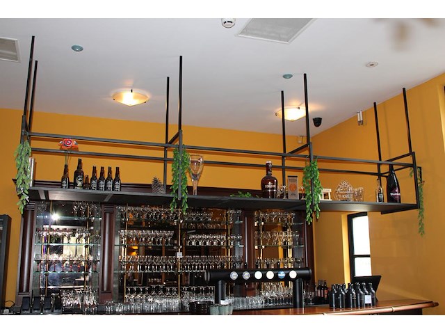 Barmeubel in boogopstelling bestaande uit barzijde met lengte 390 cm, tapinstallatie met 6 kranen, 2 fusten... - afbeelding 8 van  8