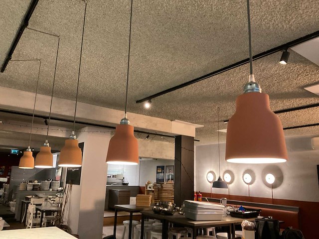 Barmeubel met hanglampen - afbeelding 2 van  12