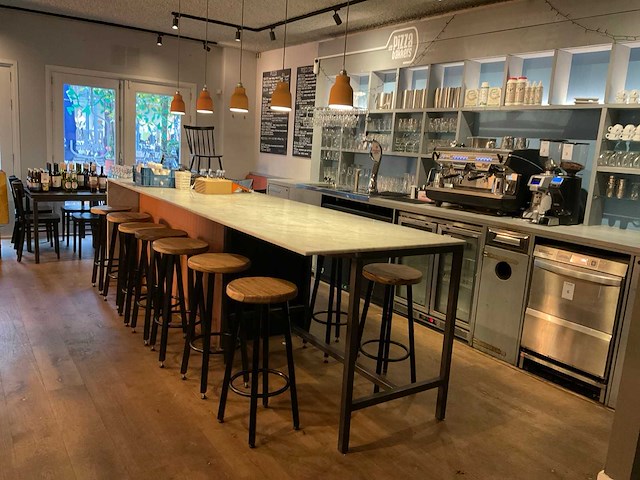 Barmeubel met hanglampen - afbeelding 1 van  12