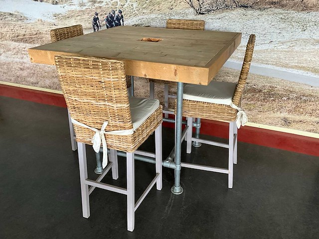 Bartafel 127x127x114 cm met 4 krukken - afbeelding 1 van  1