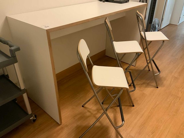 Bartafel en krukken - afbeelding 2 van  9