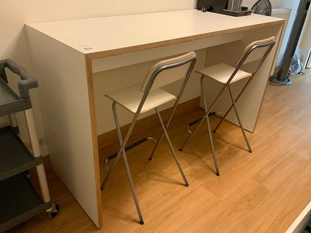 Bartafel en krukken - afbeelding 3 van  9