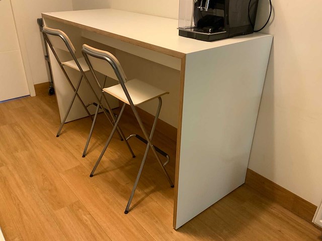 Bartafel en krukken - afbeelding 4 van  9