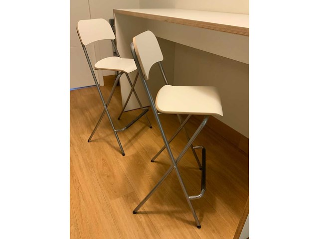 Bartafel en krukken - afbeelding 5 van  9