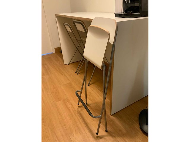 Bartafel en krukken - afbeelding 6 van  9