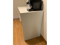 Bartafel en krukken - afbeelding 8 van  9