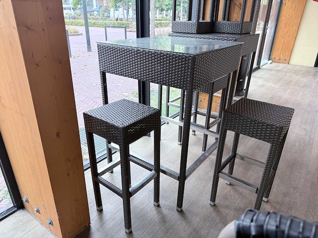 Bartafel met 3 krukken (2x) - afbeelding 1 van  5