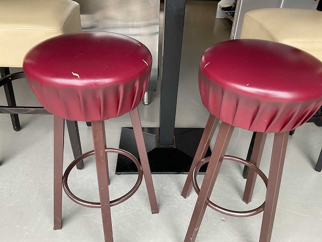 Bartafel met 4 krukken - afbeelding 2 van  4