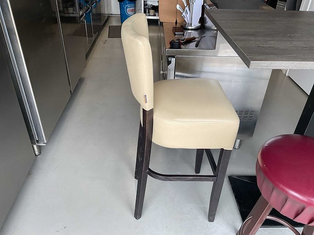 Bartafel met 4 krukken - afbeelding 3 van  4