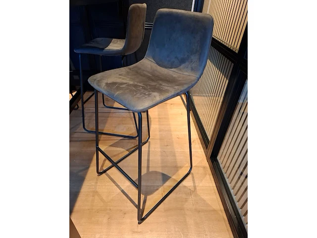 Bartafel met 4 krukken - afbeelding 5 van  5
