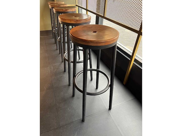 Bartafel met 5x barkruk - afbeelding 4 van  4