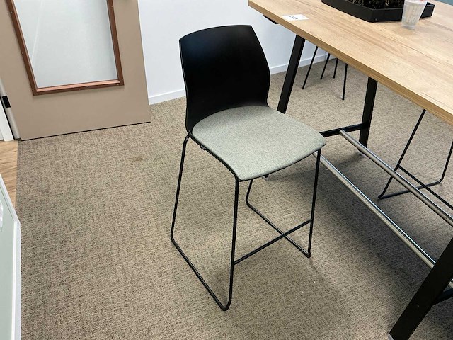 Bartafel met barstoelen - afbeelding 5 van  9