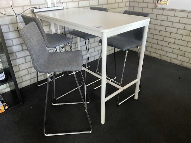 Bartafel met barstoelen - afbeelding 1 van  6