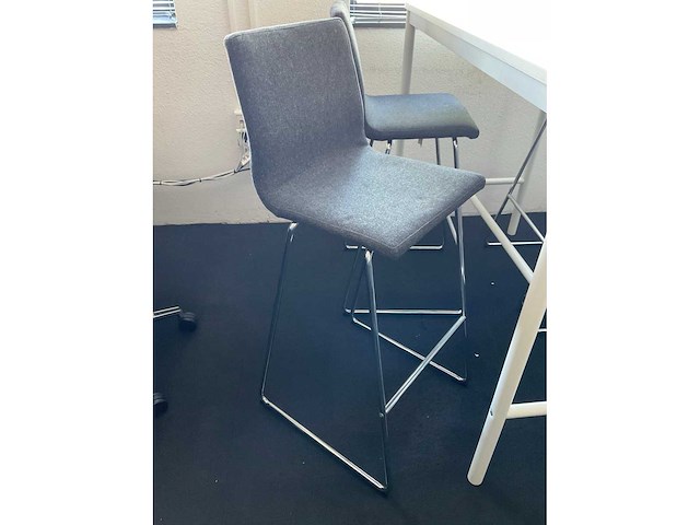 Bartafel met barstoelen - afbeelding 4 van  8