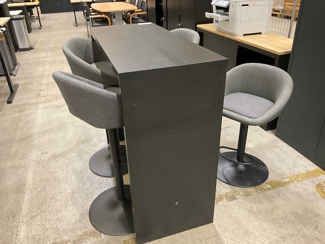 Bartafel met krukken - afbeelding 2 van  3