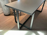 Bartafel met stalen onderstel