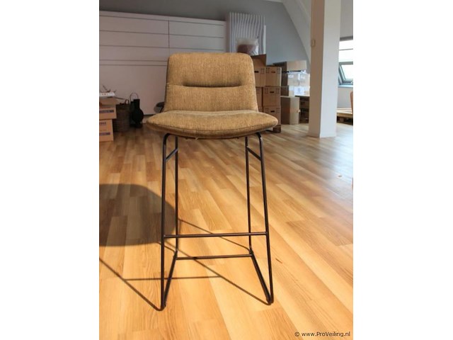 Bartafel met vier barkrukken - afbeelding 4 van  6