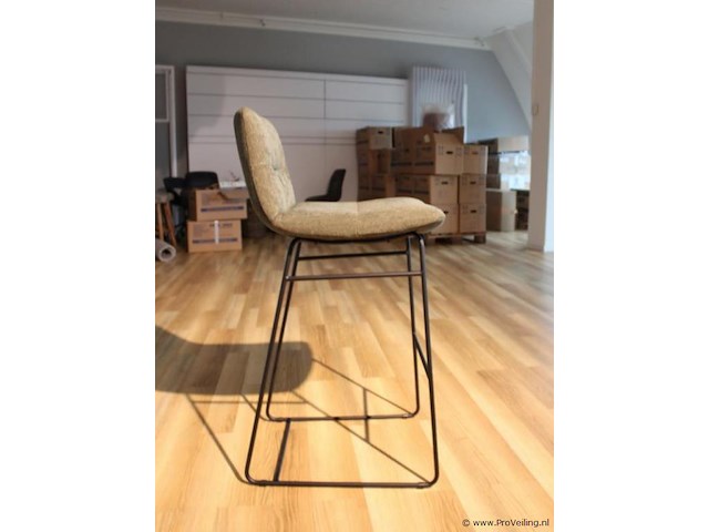 Bartafel met vier barkrukken - afbeelding 6 van  6