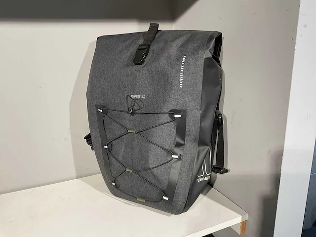 Basil navigator storm fietstas 25-31ltr - afbeelding 1 van  2