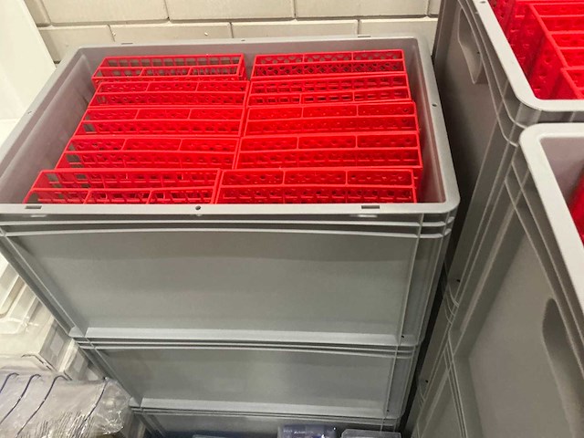 Batch laboratoriumbenodigdheden en planken - afbeelding 3 van  14