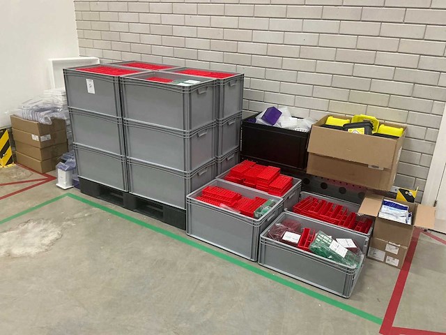 Batch laboratoriumbenodigdheden en planken - afbeelding 1 van  14