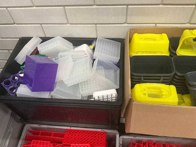 Batch laboratoriumbenodigdheden en planken - afbeelding 11 van  14