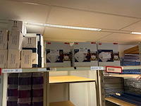 Batch laboratoriumbenodigdheden en planken - afbeelding 2 van  67