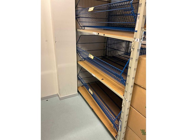 Batch laboratoriumbenodigdheden en planken - afbeelding 3 van  67