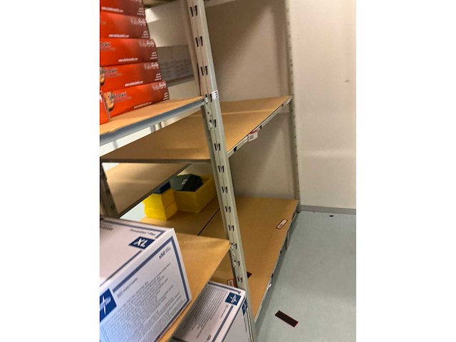Batch laboratoriumbenodigdheden en planken - afbeelding 4 van  67