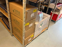 Batch laboratoriumbenodigdheden en planken - afbeelding 5 van  67