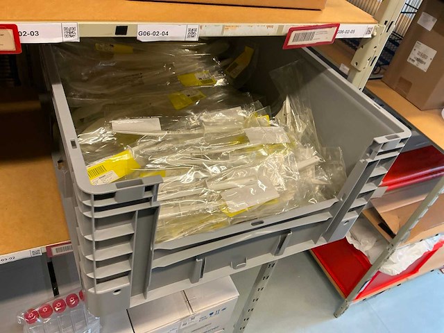 Batch laboratoriumbenodigdheden en planken - afbeelding 9 van  67