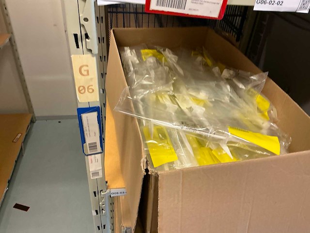 Batch laboratoriumbenodigdheden en planken - afbeelding 10 van  67