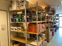 Batch laboratoriumbenodigdheden en planken - afbeelding 1 van  67