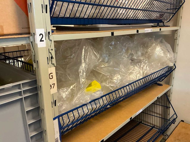 Batch laboratoriumbenodigdheden en planken - afbeelding 15 van  67