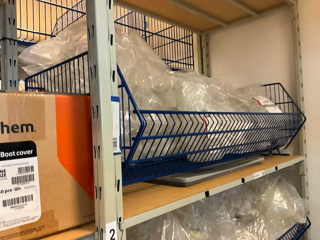 Batch laboratoriumbenodigdheden en planken - afbeelding 16 van  67