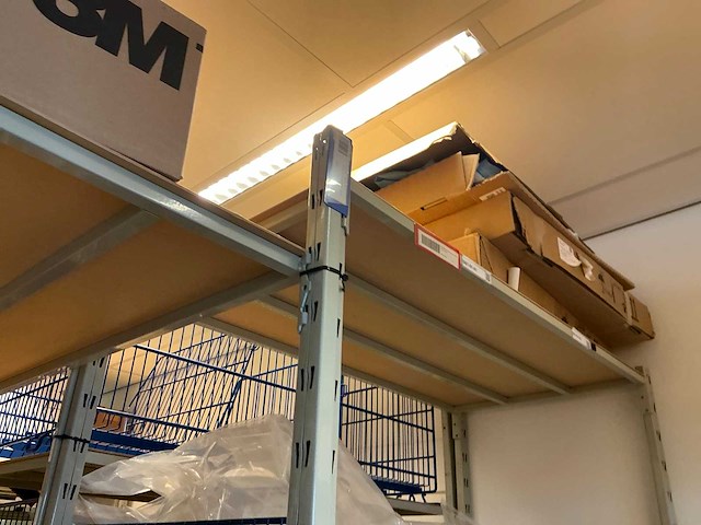 Batch laboratoriumbenodigdheden en planken - afbeelding 17 van  67