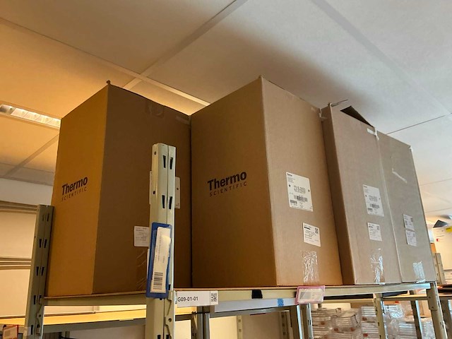 Batch laboratoriumbenodigdheden en planken - afbeelding 19 van  67