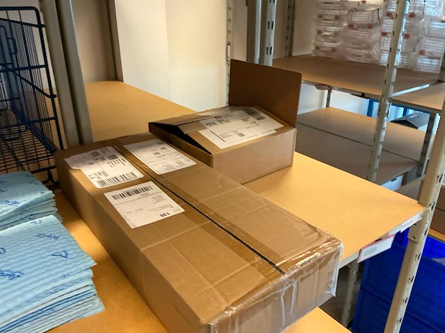 Batch laboratoriumbenodigdheden en planken - afbeelding 22 van  67
