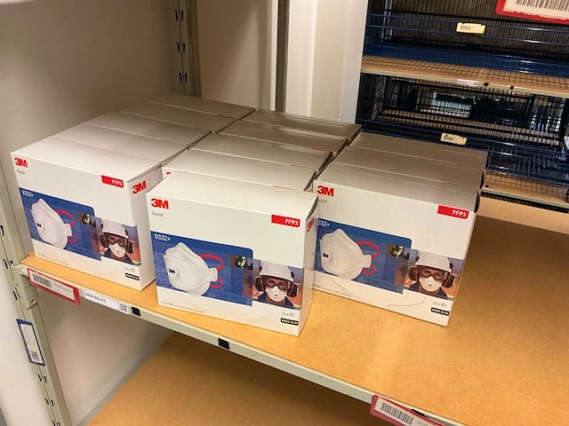Batch laboratoriumbenodigdheden en planken - afbeelding 12 van  67