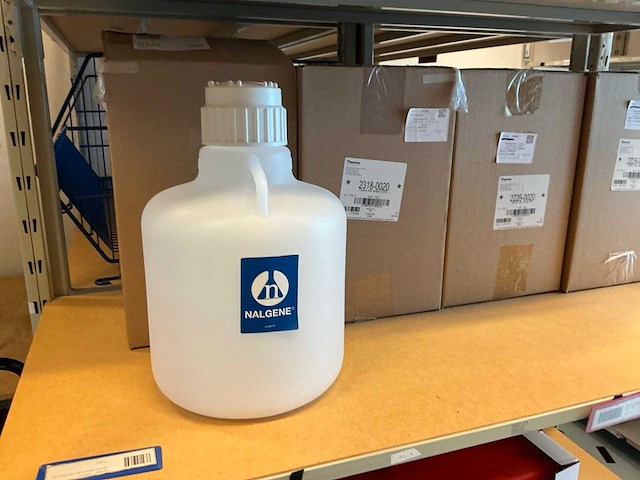 Batch laboratoriumbenodigdheden en planken - afbeelding 24 van  67