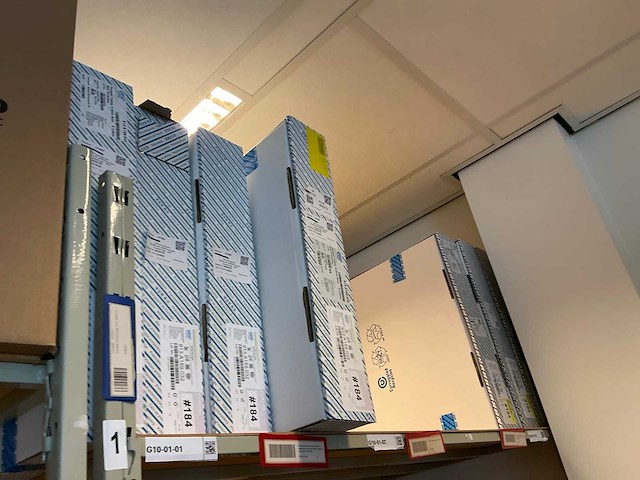 Batch laboratoriumbenodigdheden en planken - afbeelding 30 van  67