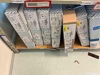 Batch laboratoriumbenodigdheden en planken - afbeelding 36 van  67