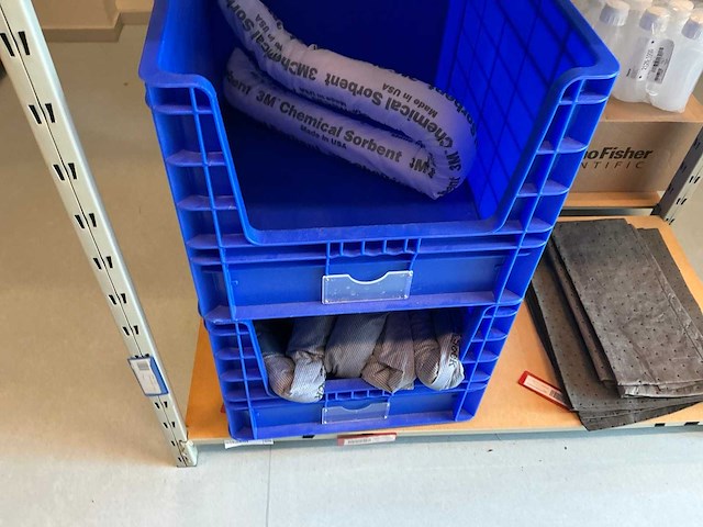 Batch laboratoriumbenodigdheden en planken - afbeelding 39 van  67