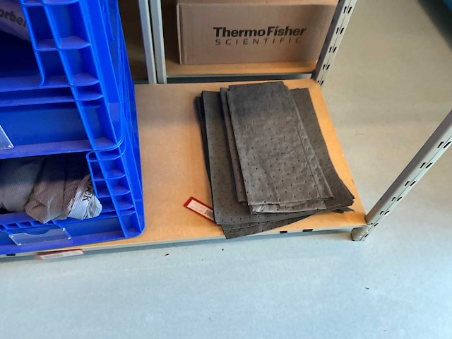 Batch laboratoriumbenodigdheden en planken - afbeelding 41 van  67