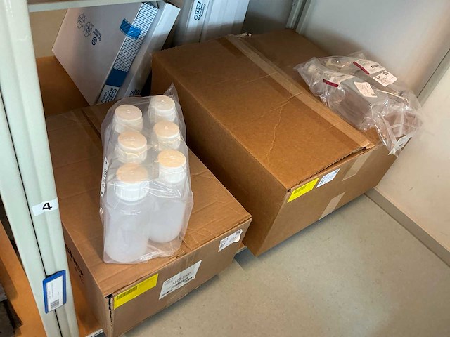 Batch laboratoriumbenodigdheden en planken - afbeelding 42 van  67