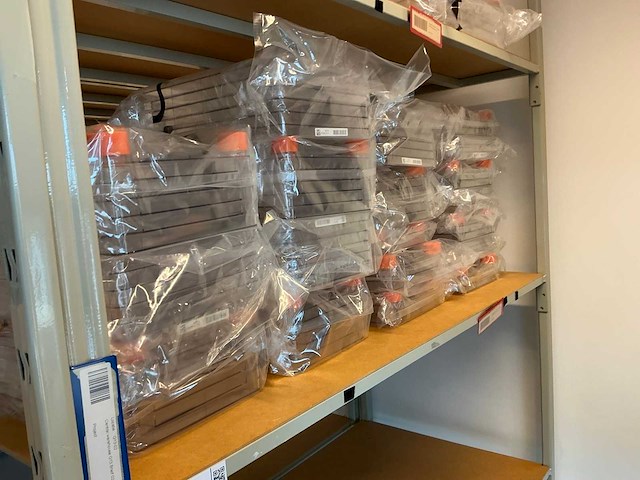 Batch laboratoriumbenodigdheden en planken - afbeelding 43 van  67
