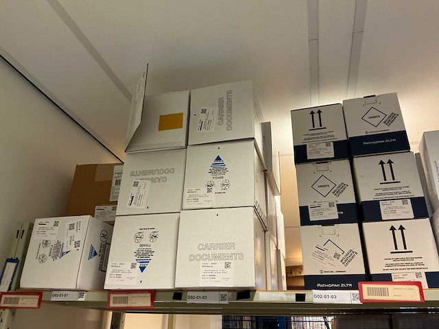 Batch laboratoriumbenodigdheden en planken - afbeelding 34 van  67