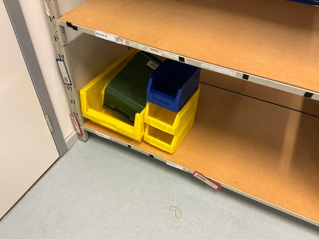 Batch laboratoriumbenodigdheden en planken - afbeelding 45 van  67