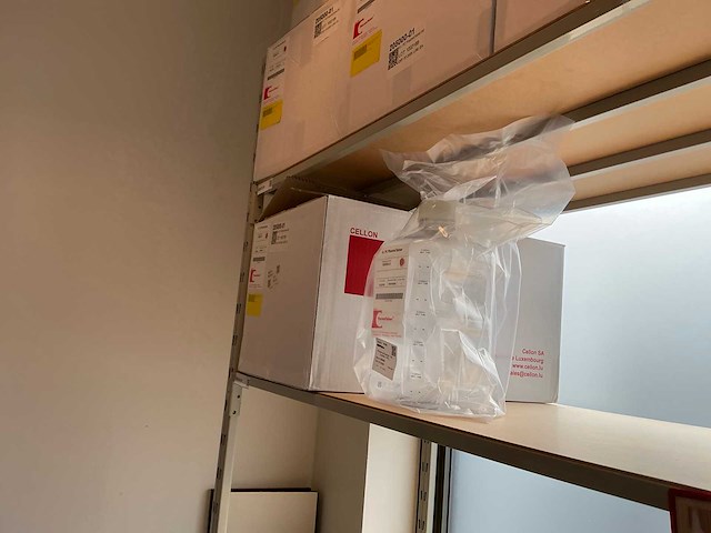 Batch laboratoriumbenodigdheden en planken - afbeelding 60 van  67