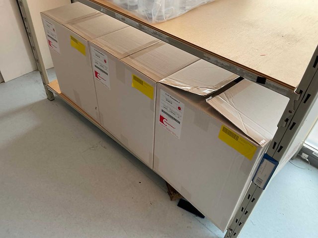 Batch laboratoriumbenodigdheden en planken - afbeelding 61 van  67